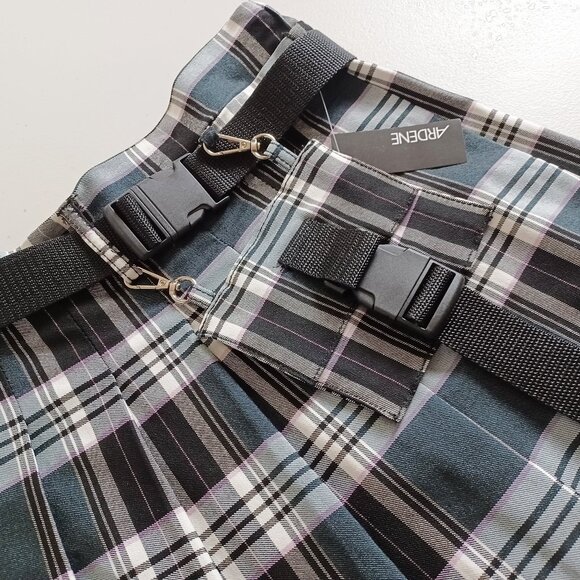 Ardene Pleated Plaid Skirt with Pouch - Picture 4 of 13